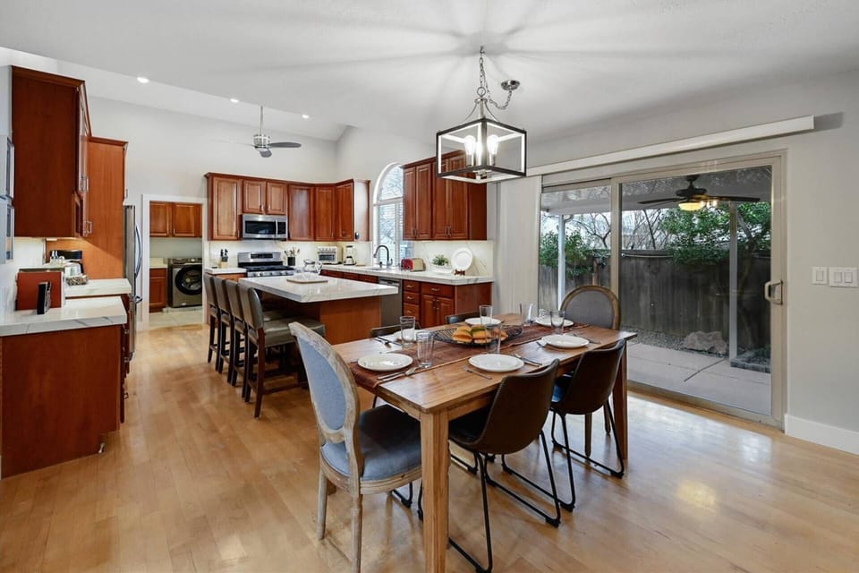 Dining Area for 6 and Bar Area for 4 Helps your Group of 10 eat Comfortably Together in one Space
