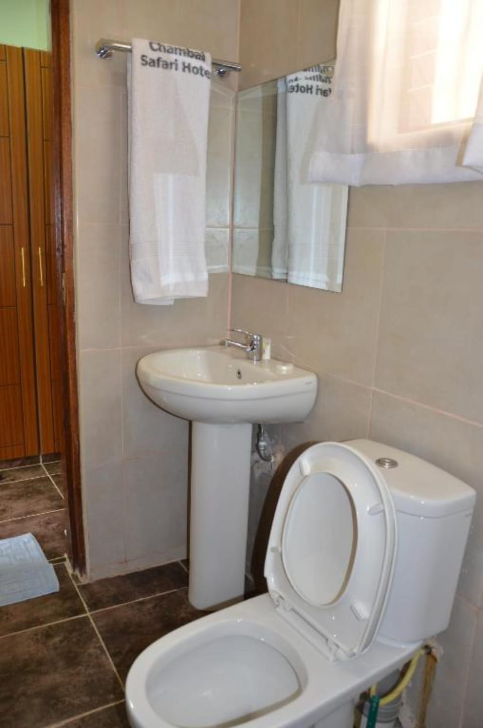 Combined shower/tub, towels