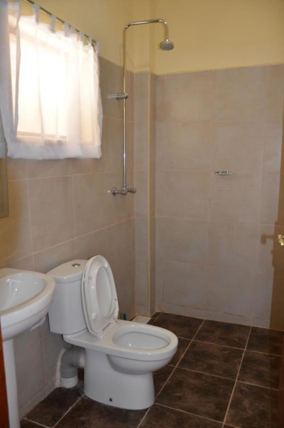 Combined shower/tub, towels
