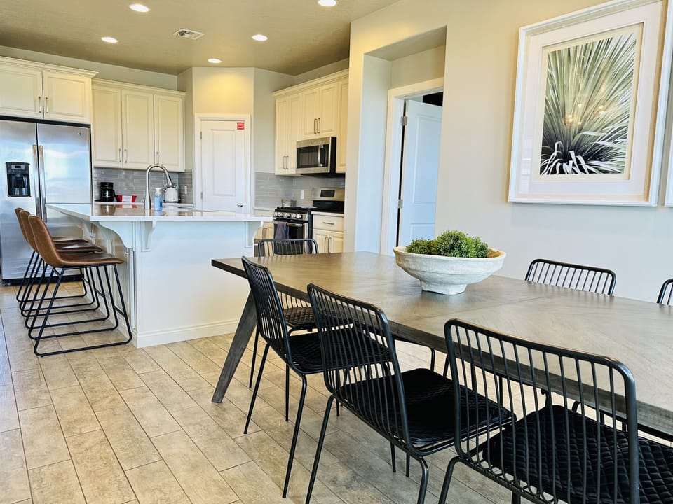 Townhome, 4 Bedrooms | Dining