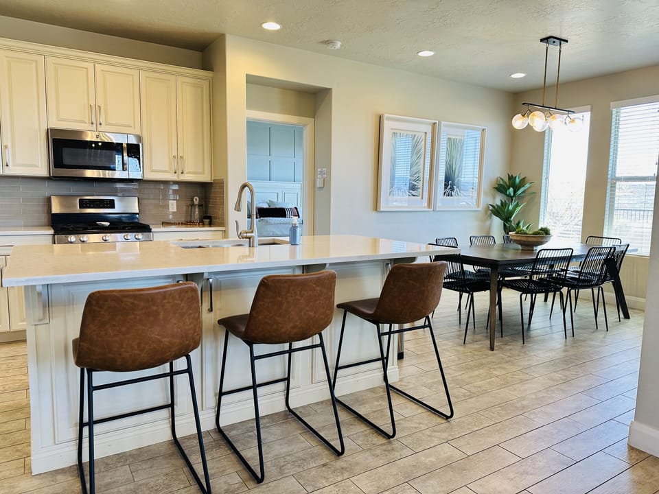 Townhome, 4 Bedrooms | Private kitchen | Fridge, oven, coffee/tea maker, toaster