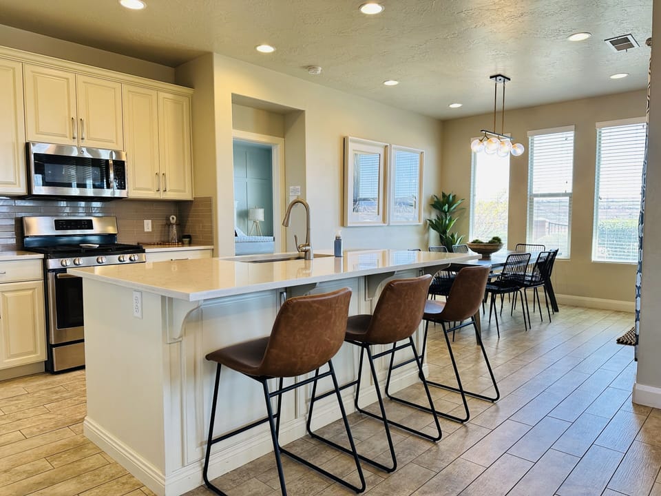 Townhome, 4 Bedrooms | Private kitchen | Fridge, oven, coffee/tea maker, toaster