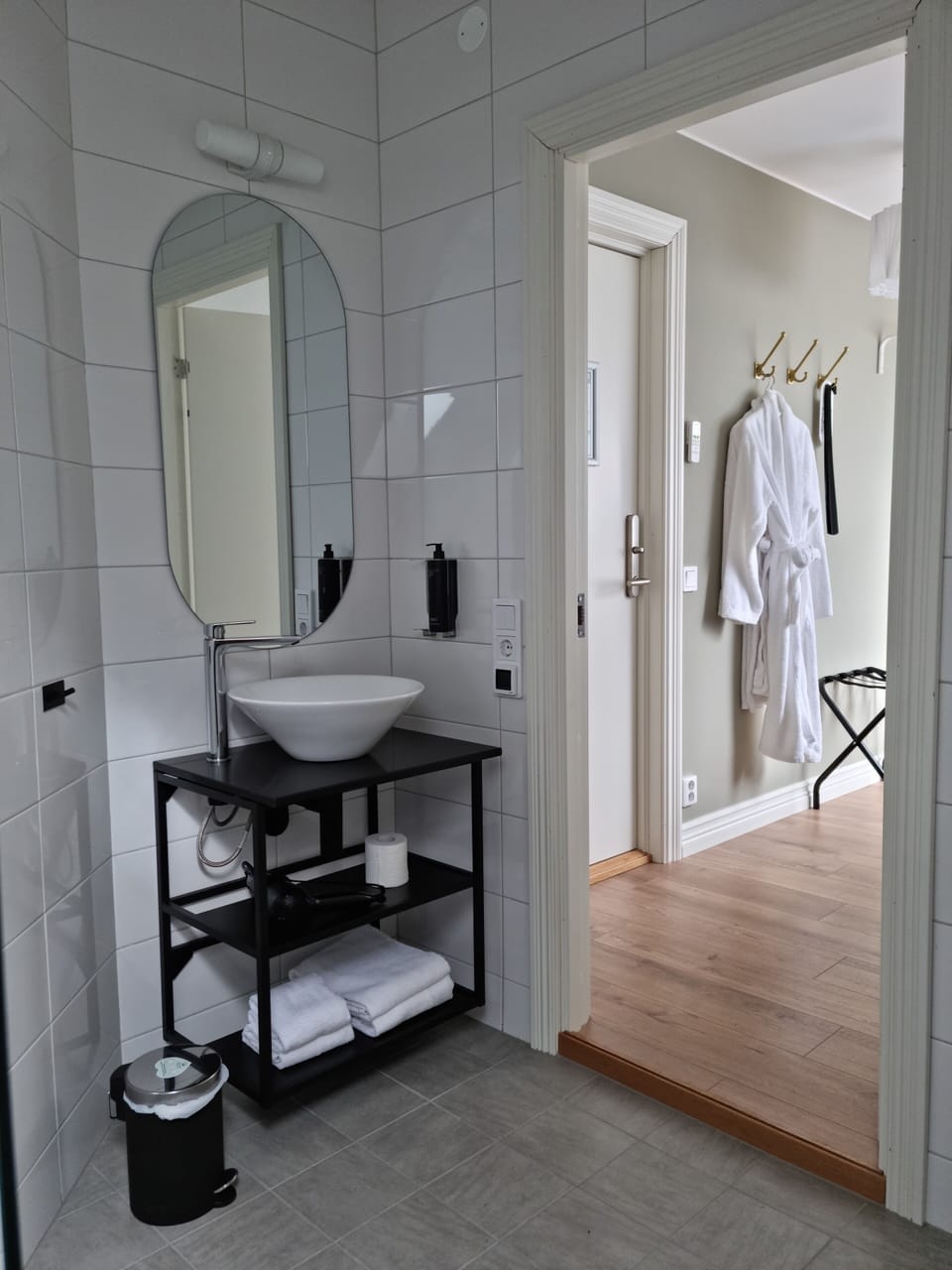 Double Room | Bathroom | Shower, designer toiletries, bathrobes, towels