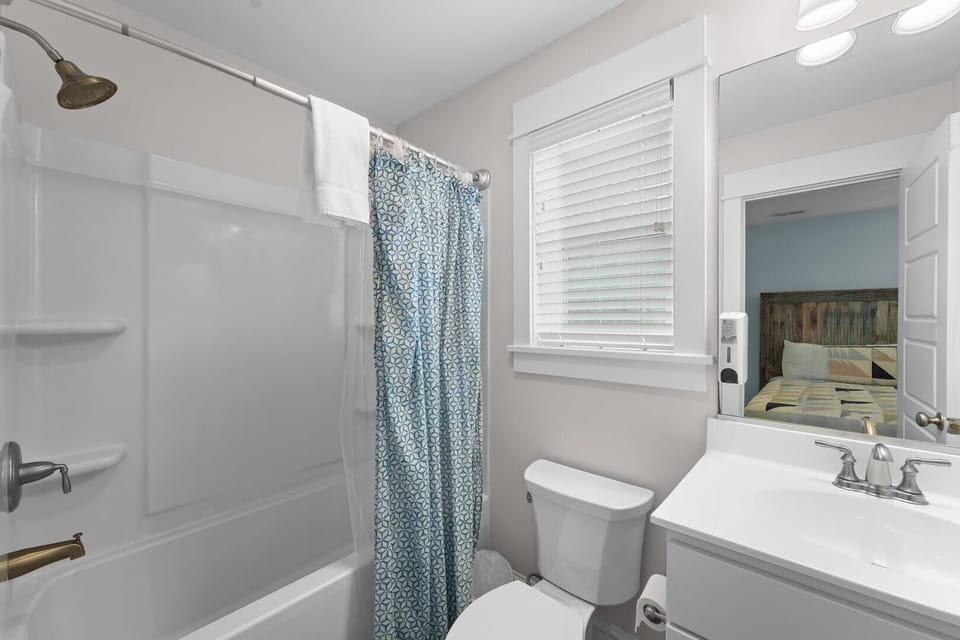Full Bathroom in 2 Queen En Suite on Third Level