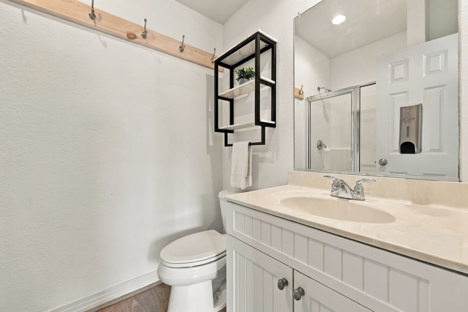 Second Level Queen En Suite Full Bath