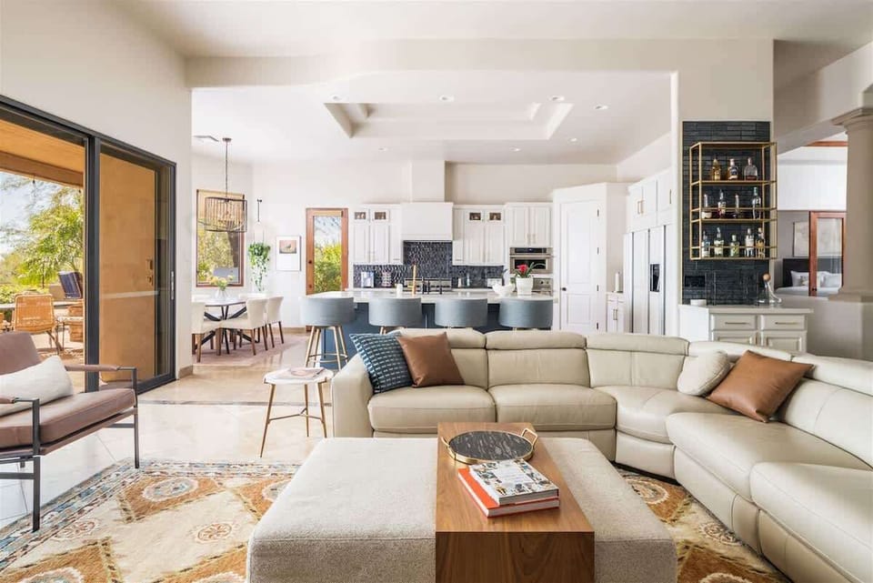 Open room flowing into the kitchen 