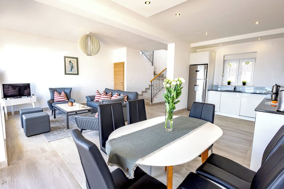 Dining table and chairs for 6 guests.