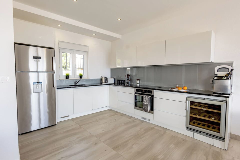 Fully fitted kitchen with a fridge, dishwasher, drinks fridge & icemaker