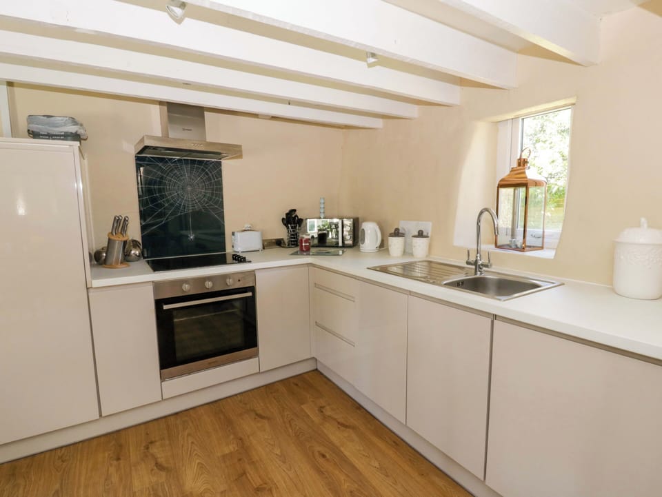 Cottage | Private kitchen | Fridge, dishwasher, electric kettle, toaster