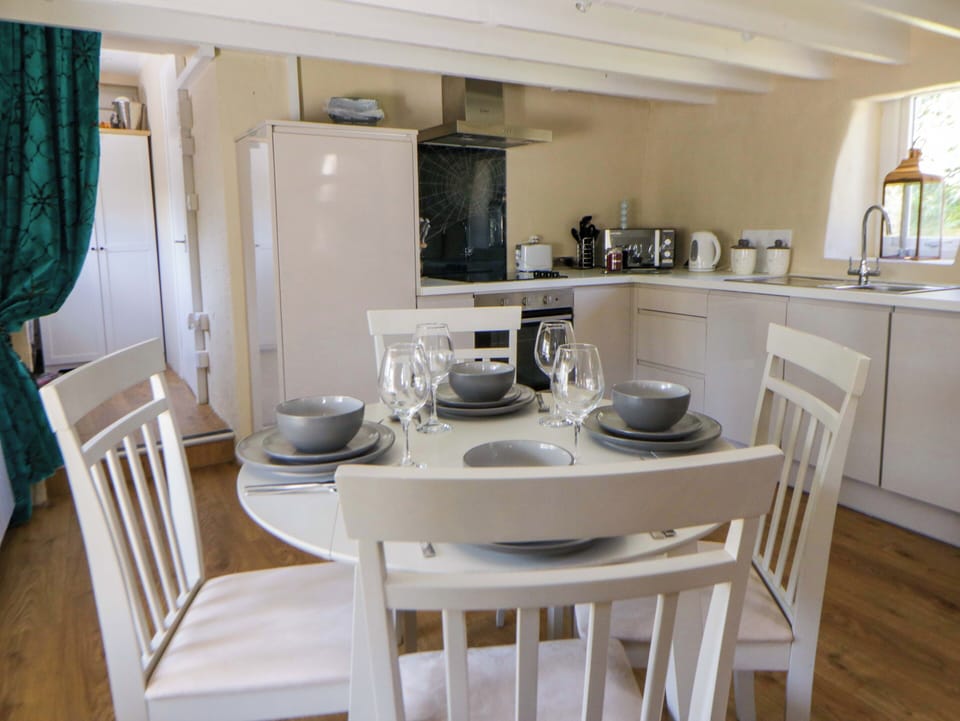 Cottage | Dining