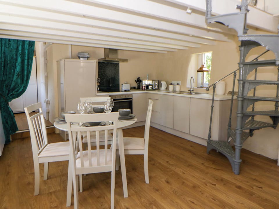 Cottage | Private kitchen | Fridge, dishwasher, electric kettle, toaster