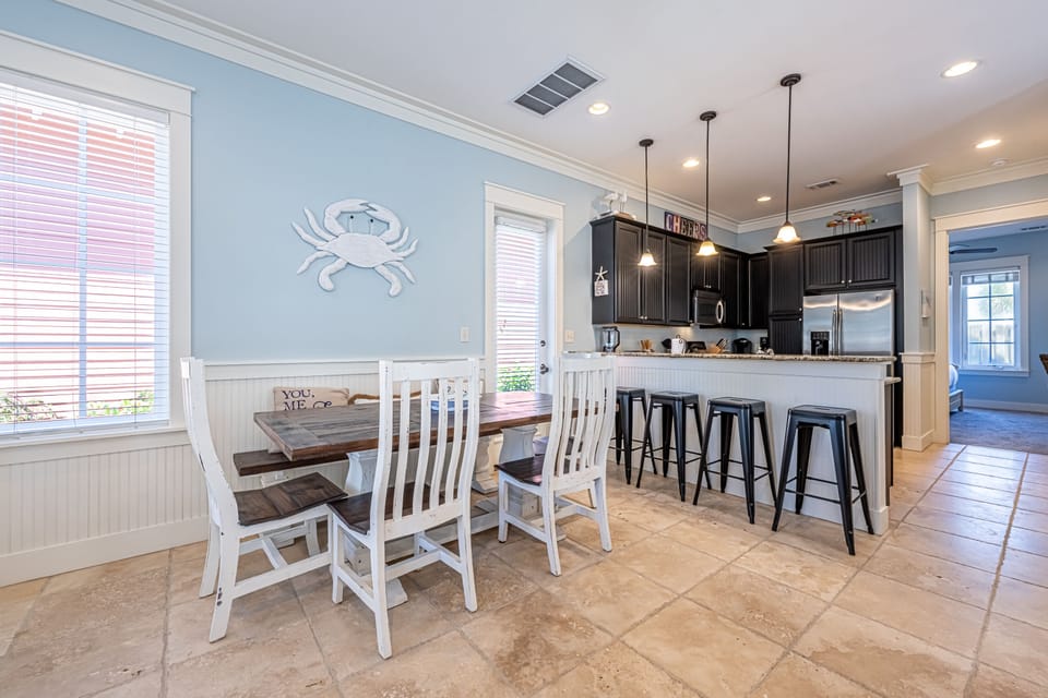 Dining Area & Breakfast Bar