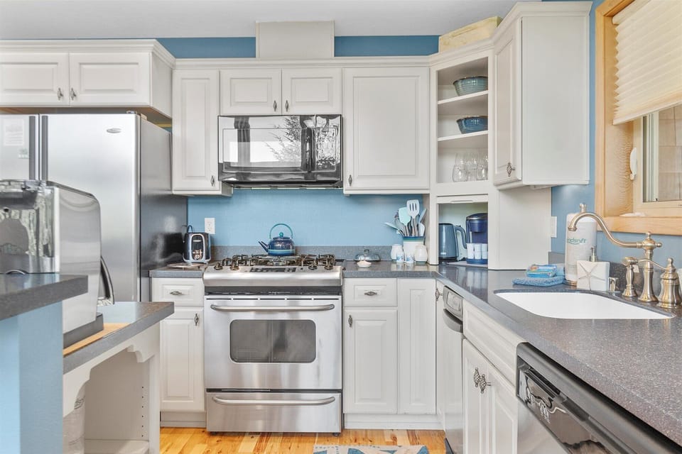 Fully stocked kitchen for all your cooking needs
