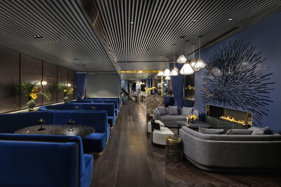 2 bars/lounges