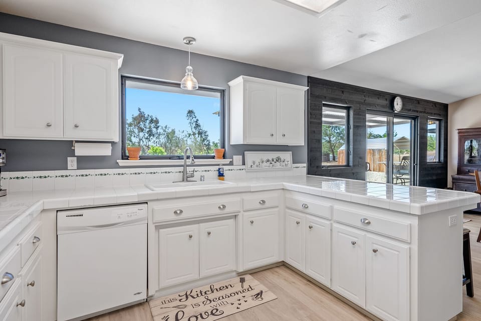 Clean and Bright in the Kitchen, full size appliances
