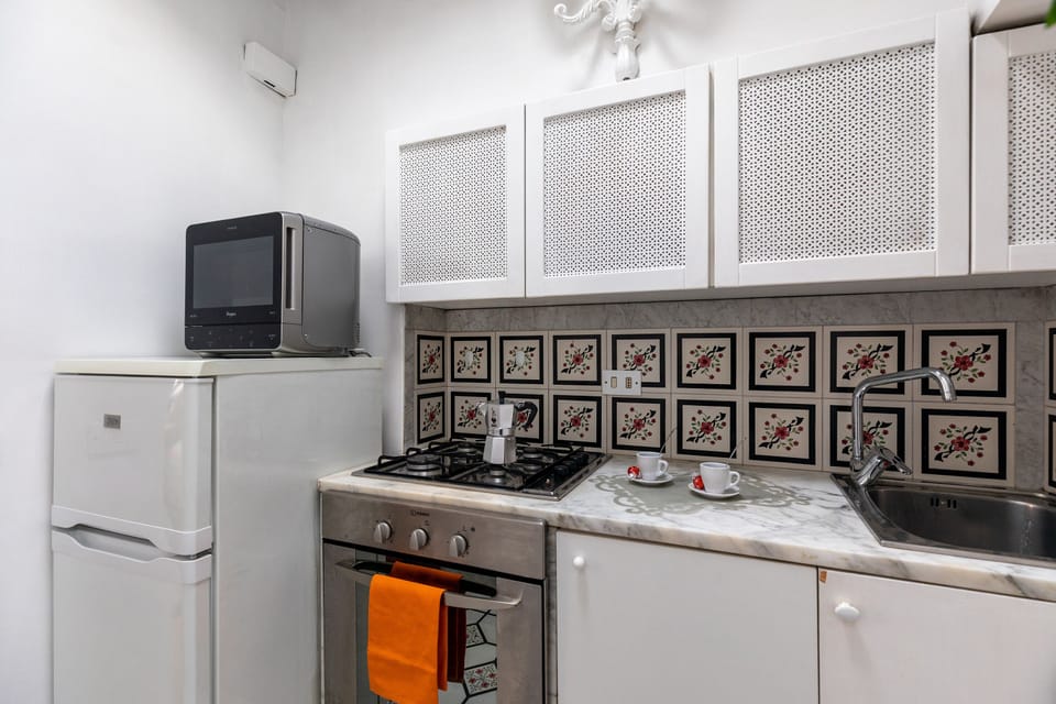 Penthouse, 1 Queen Bed, Ensuite, City View | Private kitchen | Coffee/tea maker