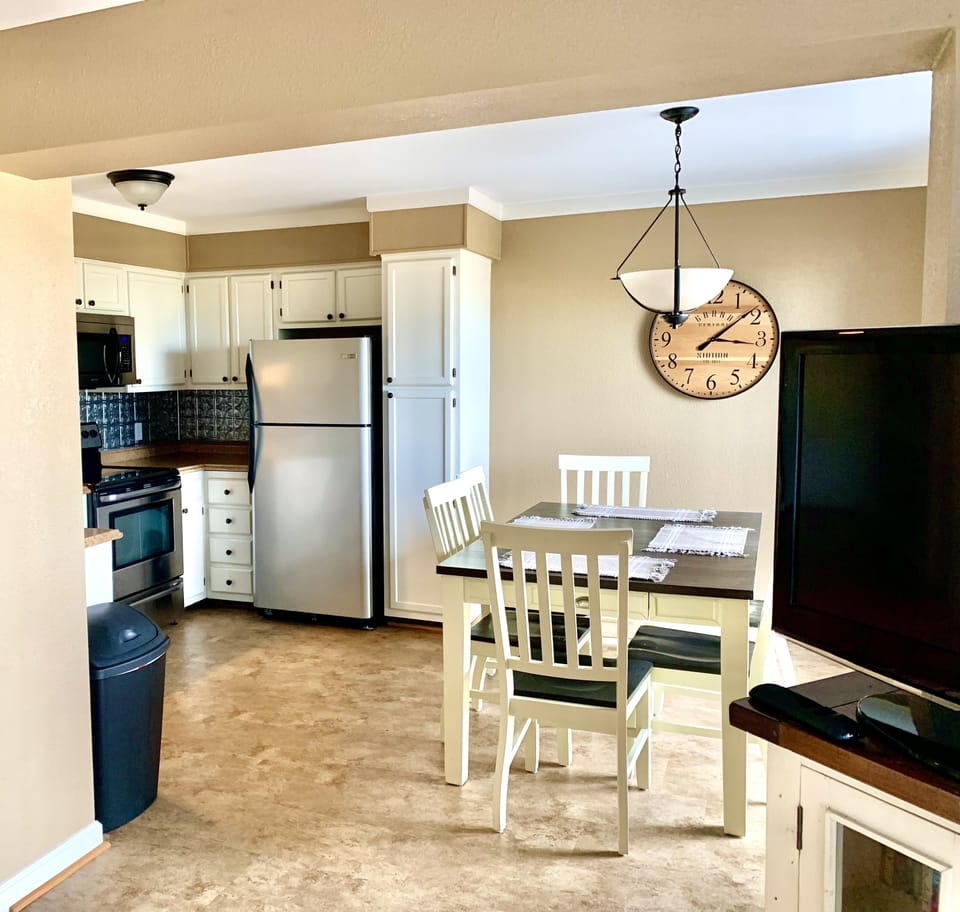 Open floor plan - views of kitchen , dining area from living room