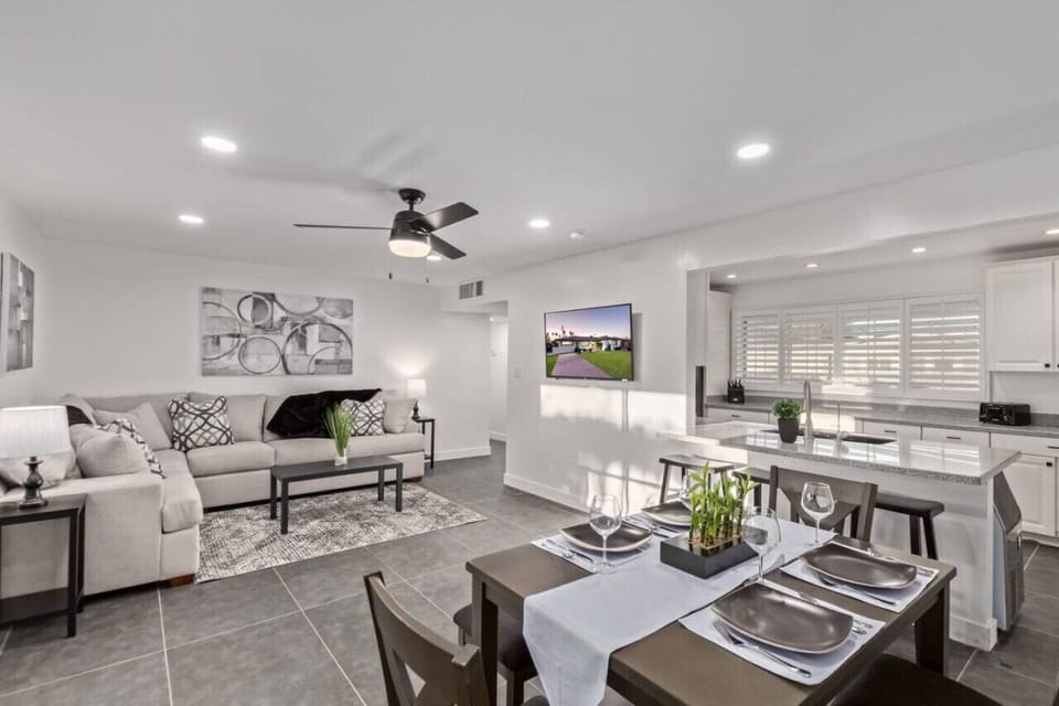 Dining Room (Seating for 6)