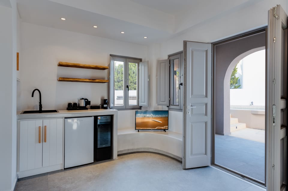 Elite Suite, Pool View | 1 bedroom, minibar, in-room safe, individually decorated