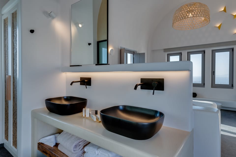 Deluxe Suite with Outdoor Hot Tub &amp; Sea view | Bathroom | Shower, rainfall showerhead, free toiletries, hair dryer