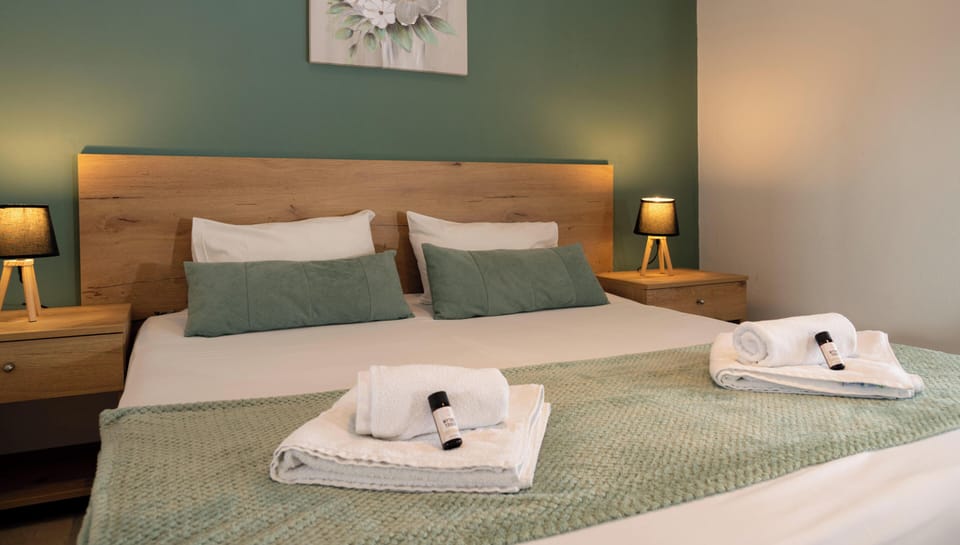 Standard Twin Room, 1 Bedroom, Pool View | In-room safe, blackout drapes, bed sheets