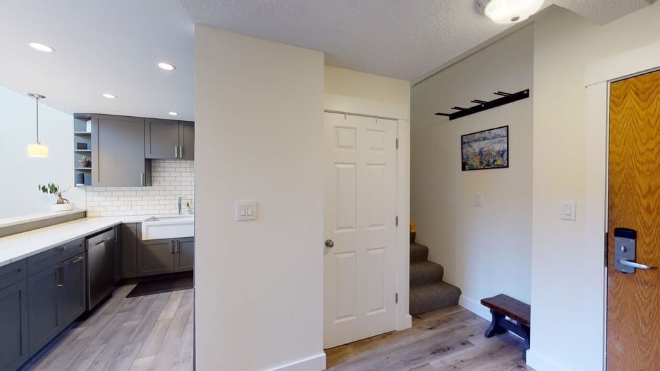 Condo | Living area | 40-inch flat-screen TV with satellite channels, TV