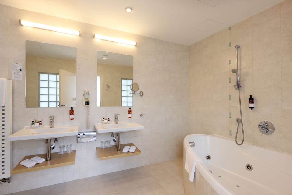 Superior Suite, Terrace | Bathroom | Free toiletries, hair dryer, towels, soap