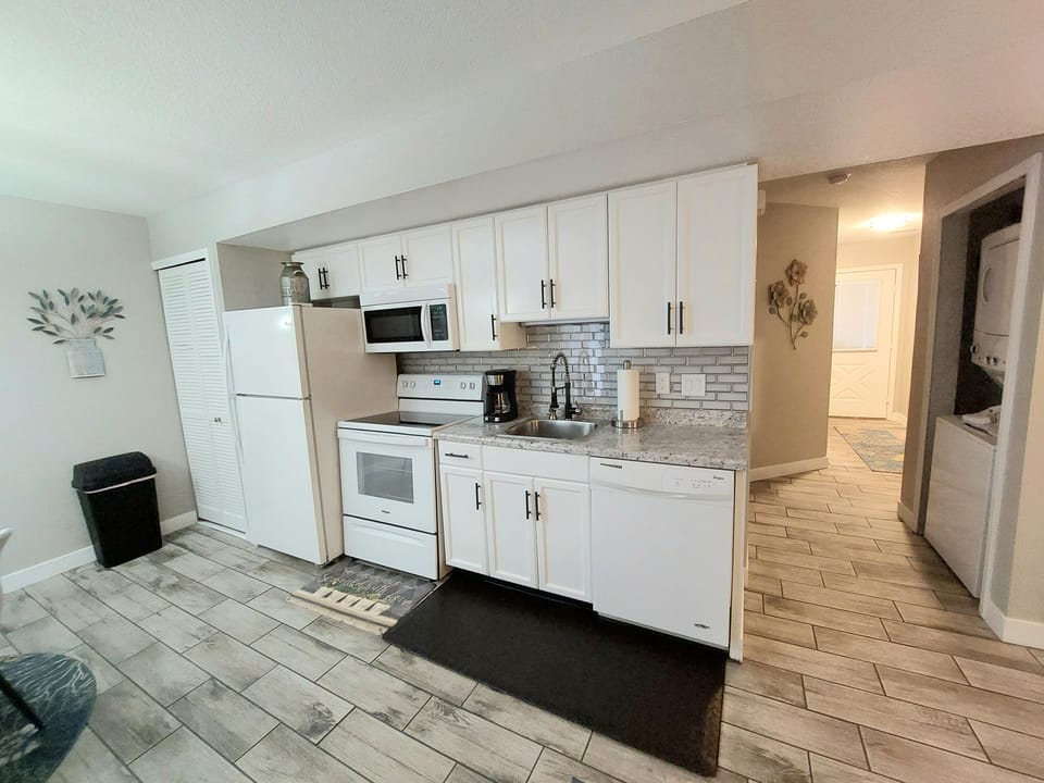 Fully remodeled, tiled backsplash, electric stovetop, & gooseneck faucet!