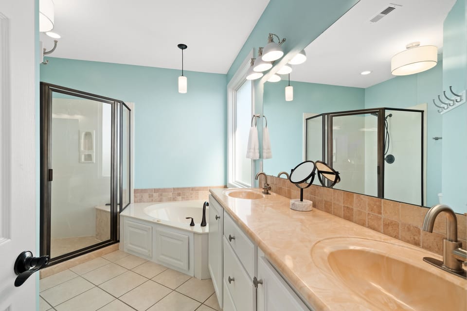 En-Suite Bathroom | Jetted Bathtub