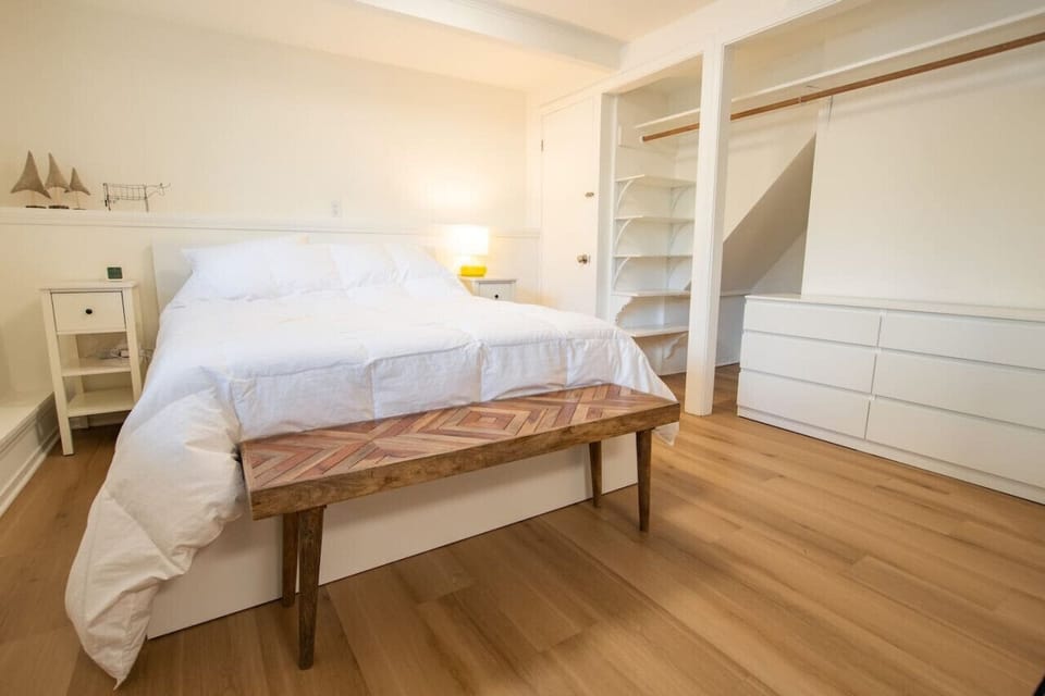 Studio Bedroom (Queen Bed)