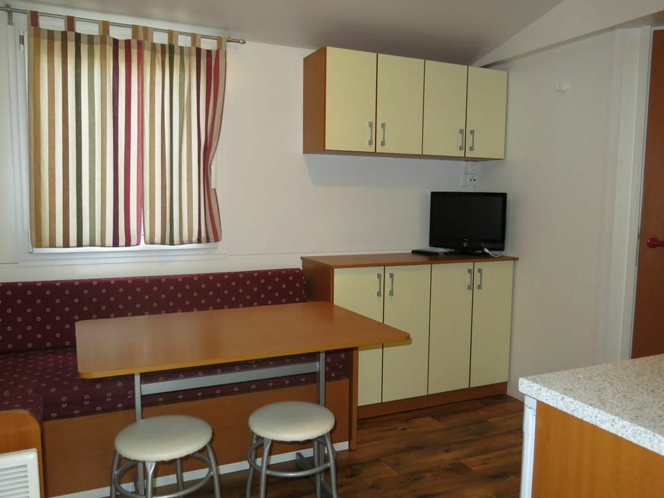 Table, Cabinetry, Furniture, Property, Wood, Building, Drawer, Interior Design, Lighting, Flooring
