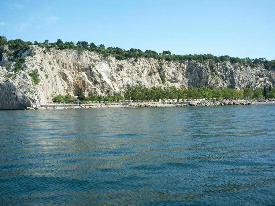 Water, Sky, Natural Landscape, Lake, Coastal And Oceanic Landforms, Terrain, Bank, Bedrock, Tree, Mountain