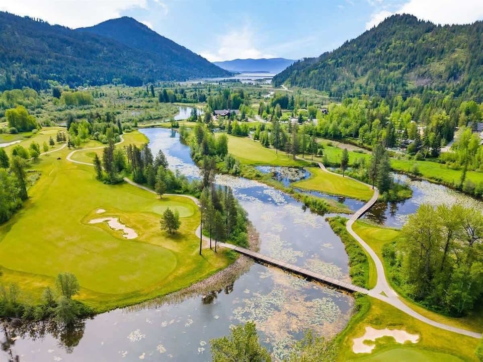 Pack river goes right through 