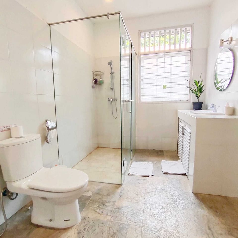 connecting bathroom (second and third bedroom)