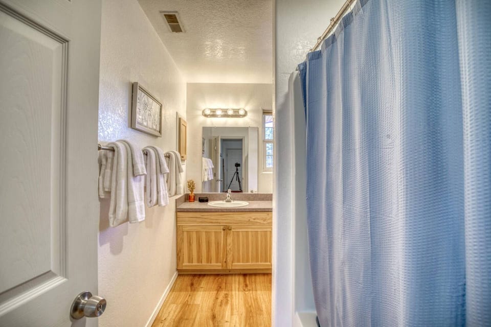 Secondary full bath with tub and shower