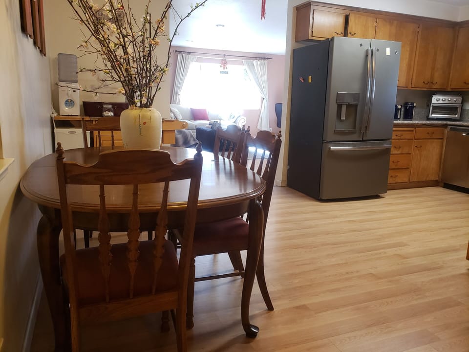 eat-in kitchen nook