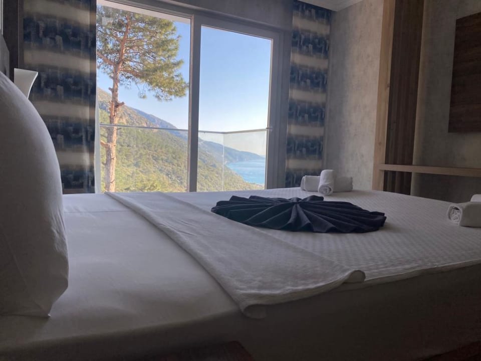 Standard Room with Sea View | Free minibar items, in-room safe, desk, laptop workspace