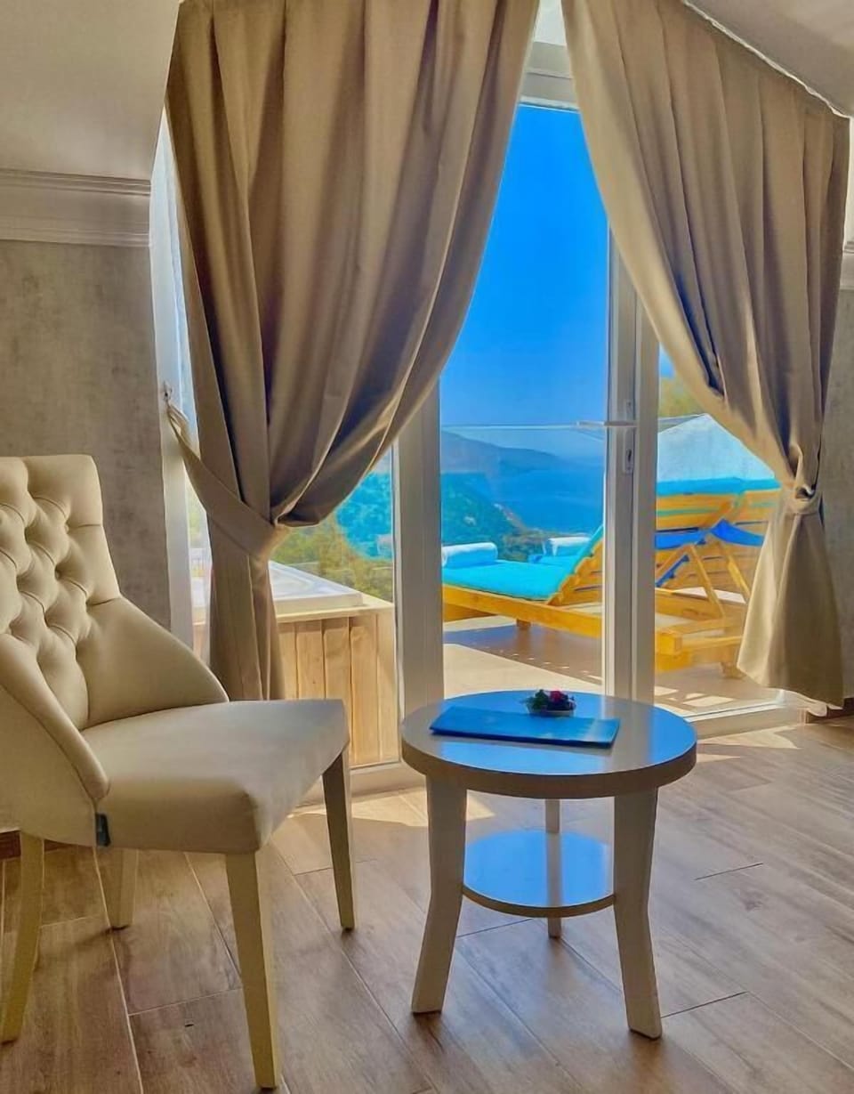 Jacuzzi Deluxe Room with Sea View | Free minibar items, in-room safe, desk, laptop workspace