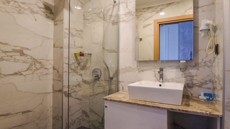 Standard Room with Sea View | Bathroom | Shower, rainfall showerhead, free toiletries, hair dryer