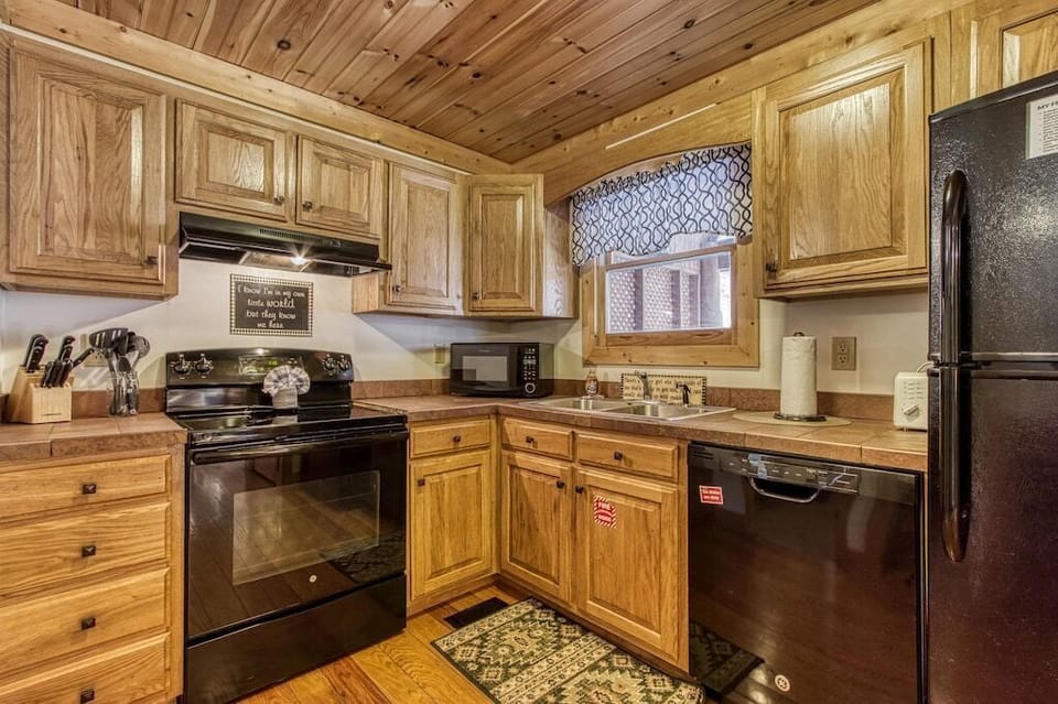 A Sweet Retreat's fully equipped kitchen
