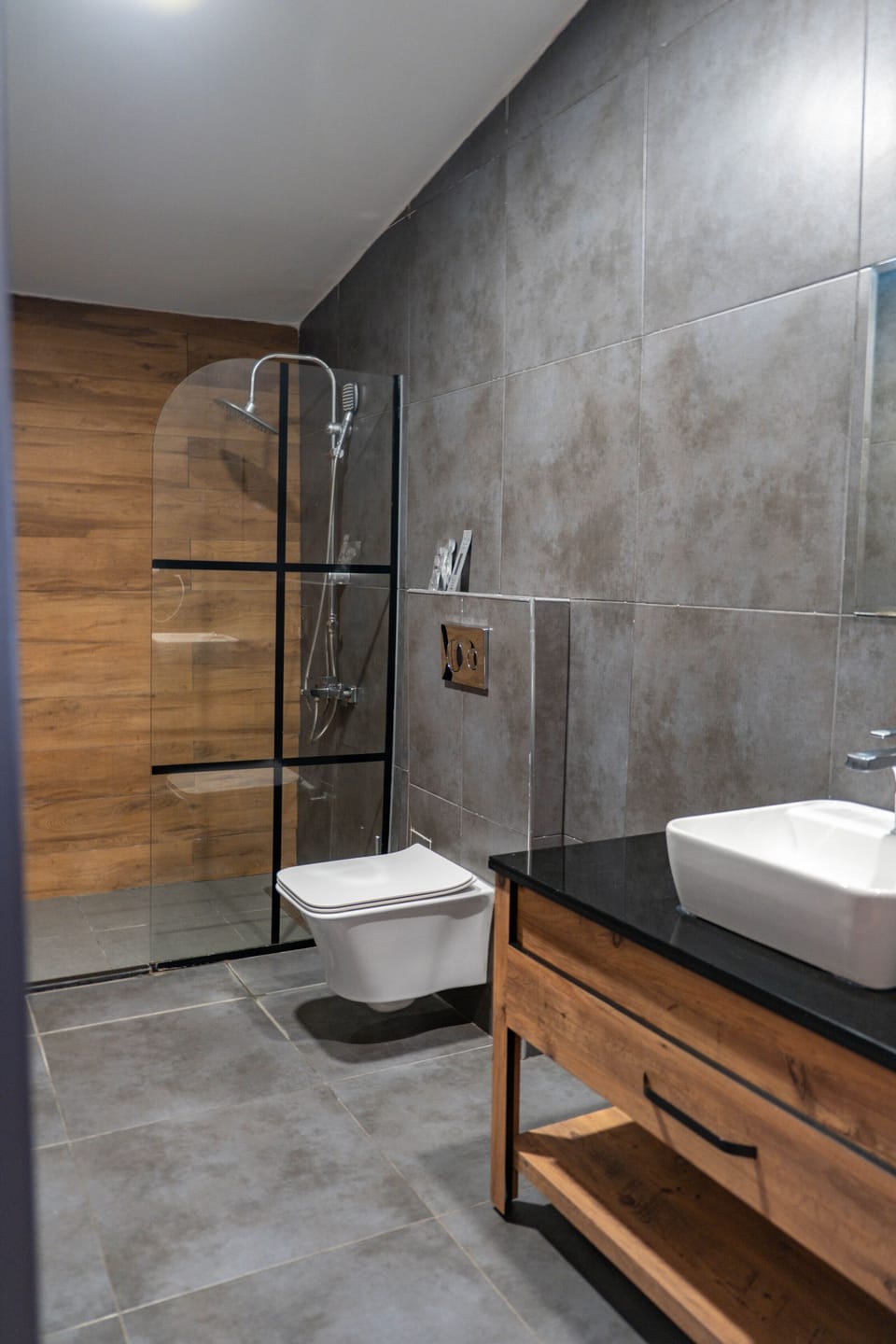 Standard Double or Twin Room | Bathroom | Shower, rainfall showerhead, hair dryer, slippers