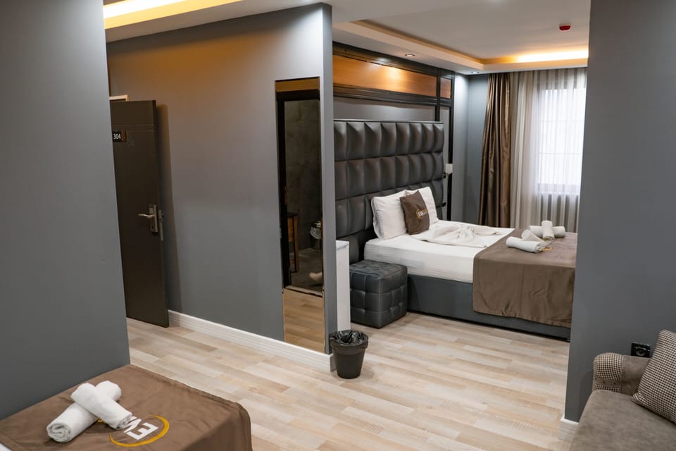 Family Suite | In-room safe, desk, laptop workspace, blackout drapes