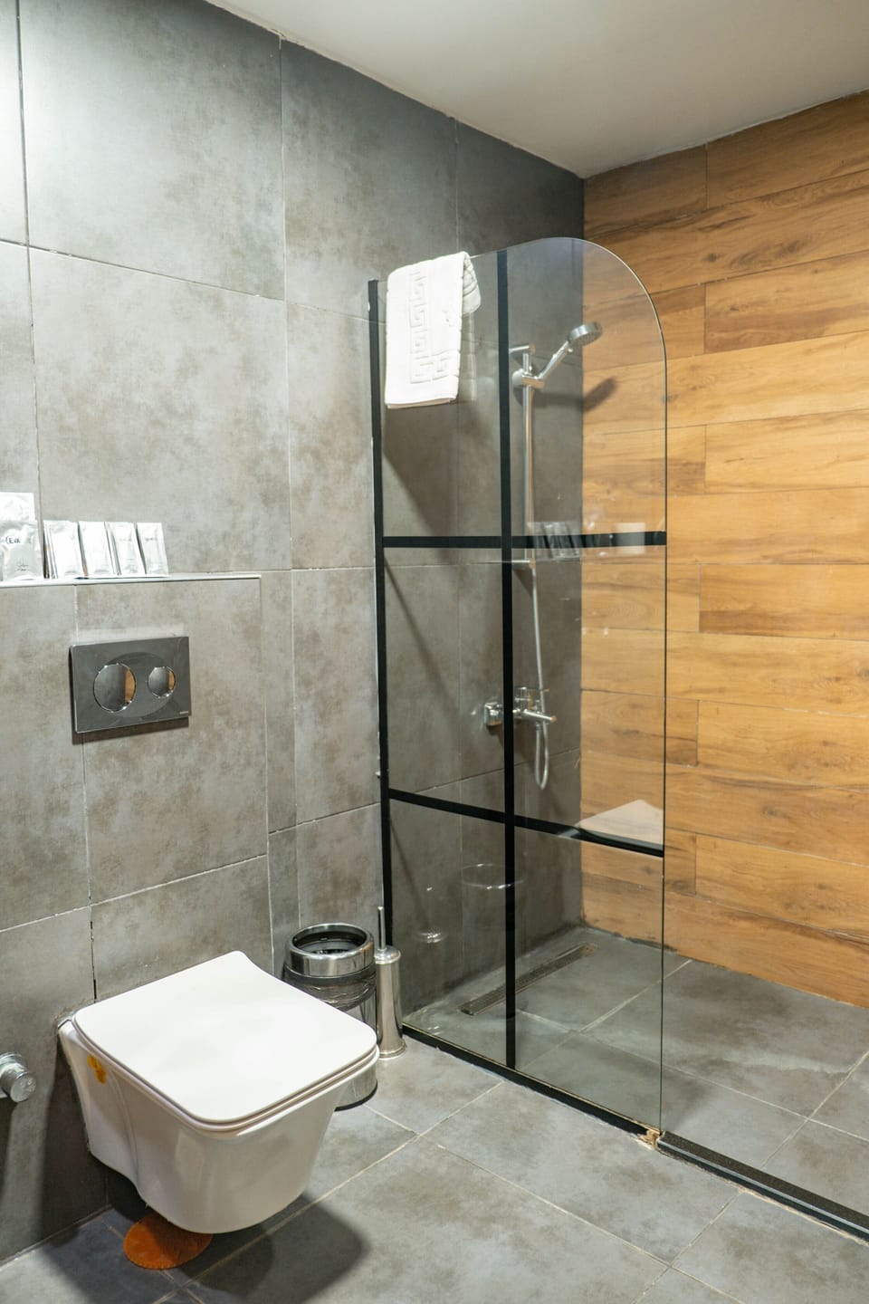 Family Triple Room | Bathroom | Shower, rainfall showerhead, hair dryer, slippers