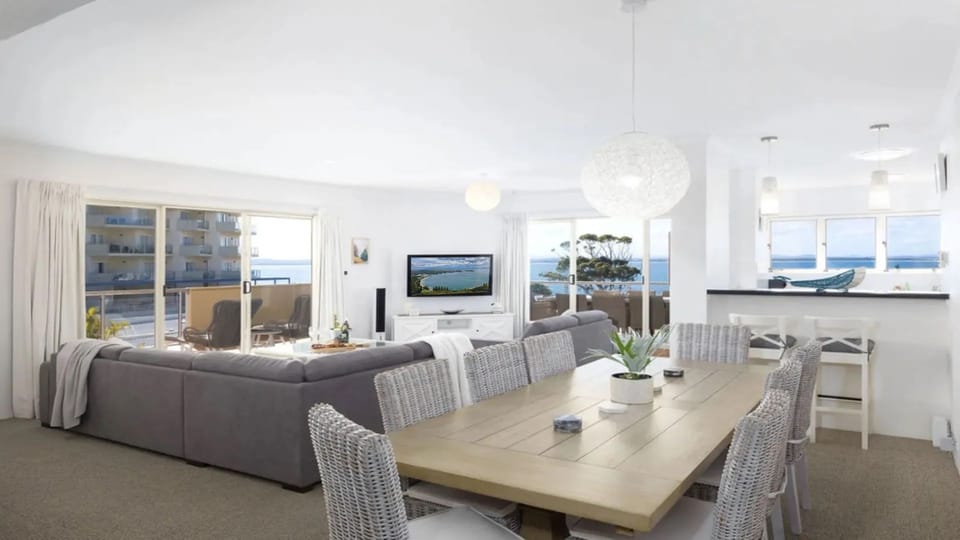 Heart and Shoal | Dining and lounge room | Water views | Smart TV | WiFi