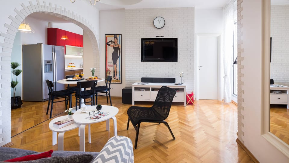 Apartment | Living area | 127-cm TV with cable channels