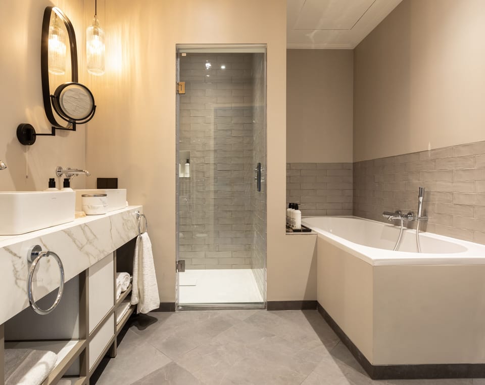 Luxury Double Room | Bathroom | Rainfall showerhead, free toiletries, hair dryer, towels