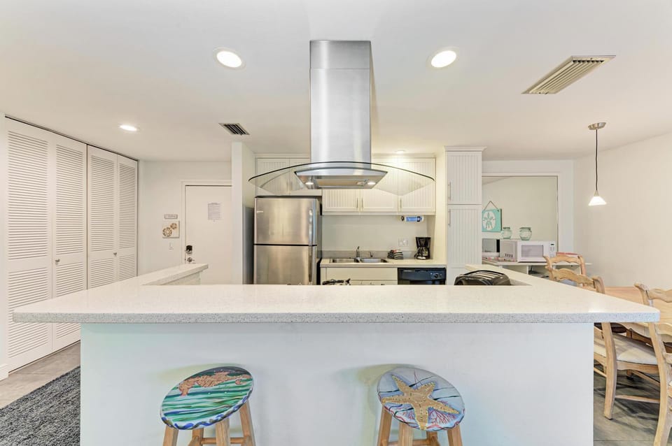 Water's Edge 204S Kitchen Counter and Stools