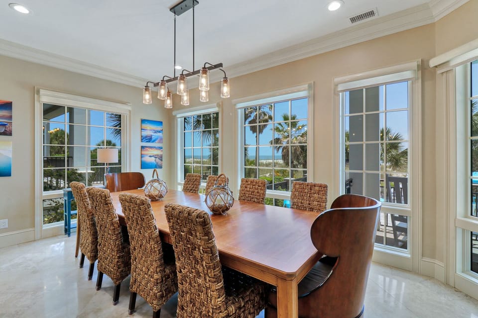 9 Guscio Way / Dining Table