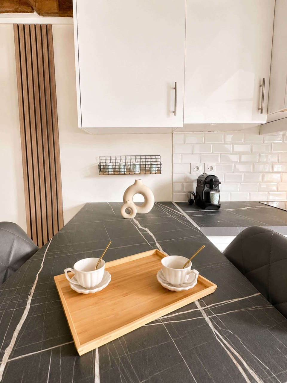Bright Lounge with Stylish Décor & Amenities Provided
