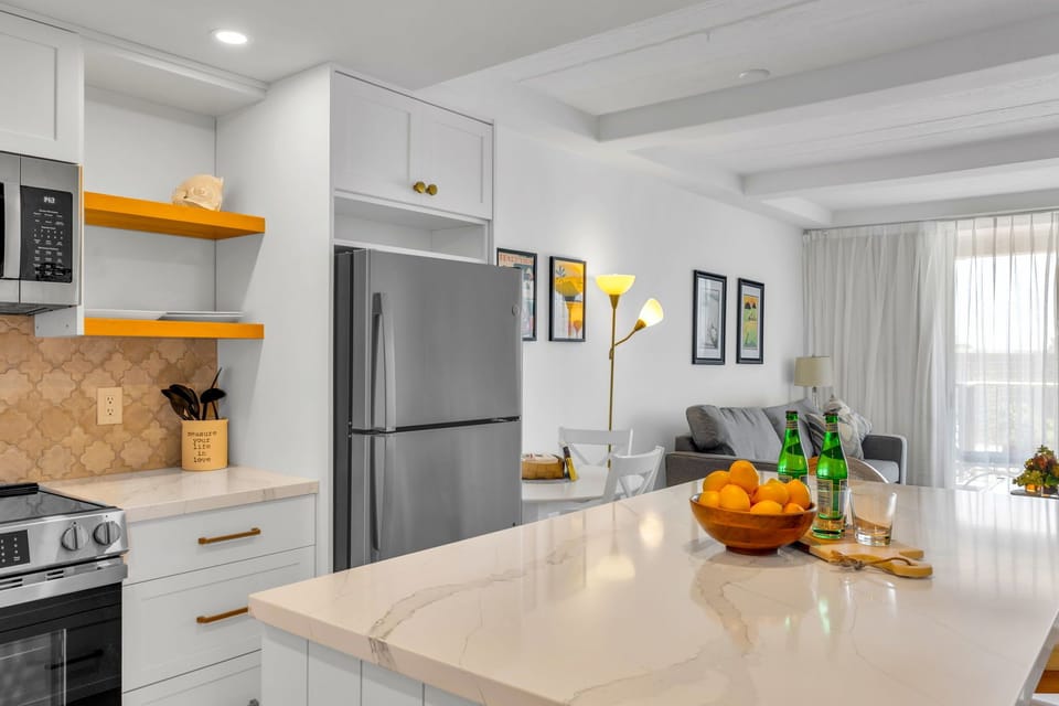 Spacious counters made for tropical spreads